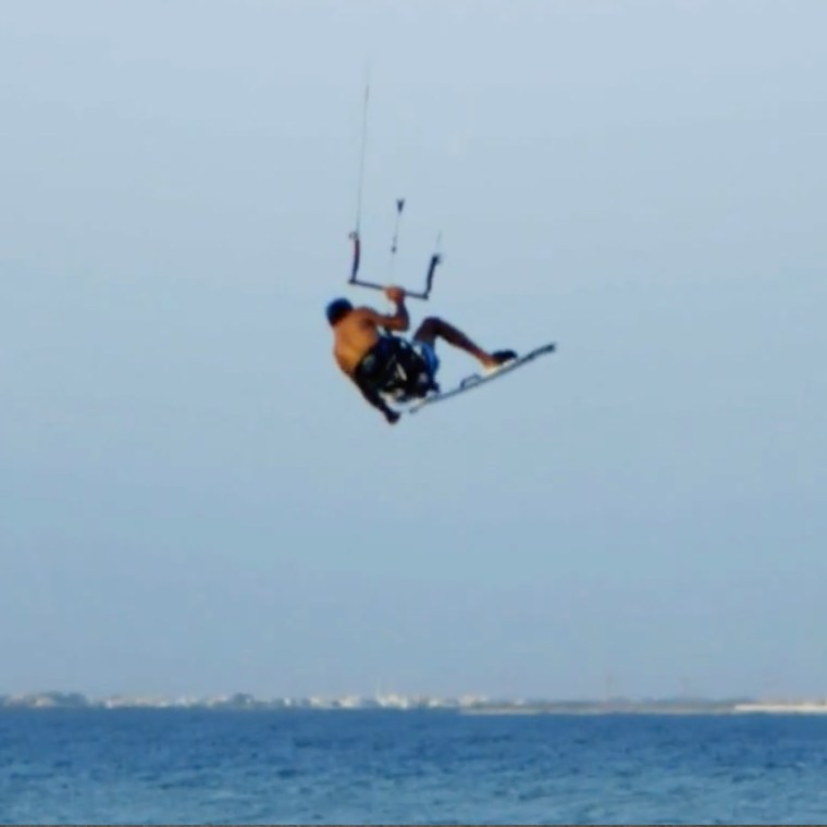Life in Abu Dhabi: parasailing